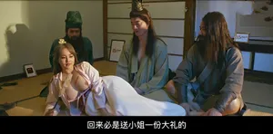 Gã đàn ông giàu có khốn khổ đã quan hệ tay ba với hai con đĩ, dùng đạo cụ để chọc vào âm hộ của chúng và vui vẻ, tận hưởng dịch vụ trực tiếp của hai con đĩ liếm dương vật và tinh hoàn của chúng, sau đó bị địt và rên rỉ không ngừng.